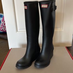 Womens tall wedge hunter boots, size 8